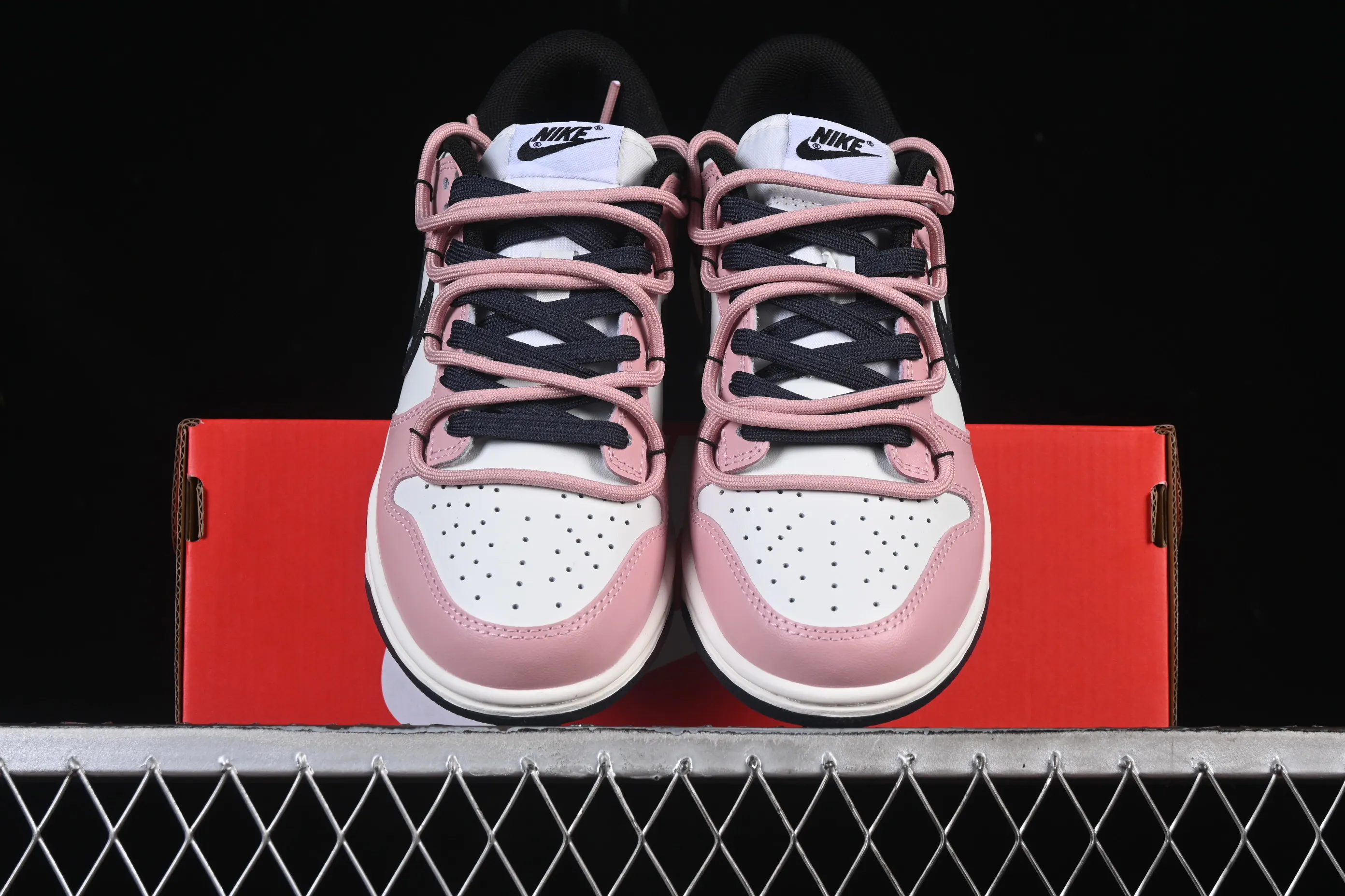 All categories Nk SB Dunk Series Nk SB Dunk Low High-end customized low-top sneakers Nike SB Dunk Low Valentine's Day strap Anniversary high-end customized low-top casual sneakers PB0510-055
